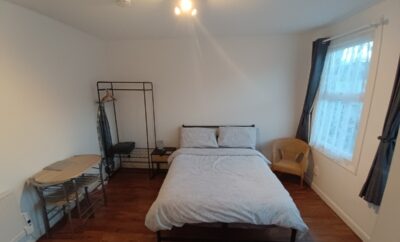 Studio Apartment with Parking nearby, close to train & bus