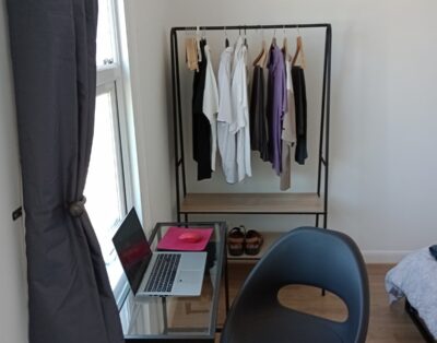 Studio Apartment with Parking near to train & bus